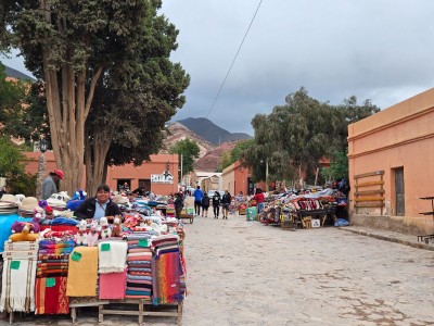 que ver en purmamarca: la plaza