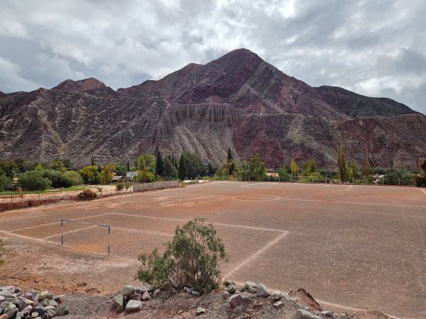 futbol en los cerros de Purmamarca
