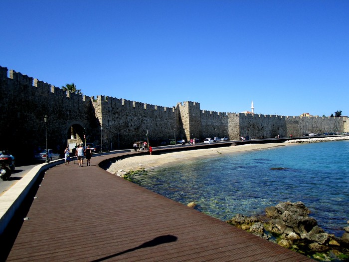 Bordeando la muralla de Rodas
