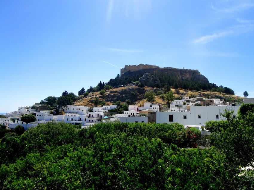 Ademas de visitar Rodas, tienes que visitar el pueblo de Lindos
