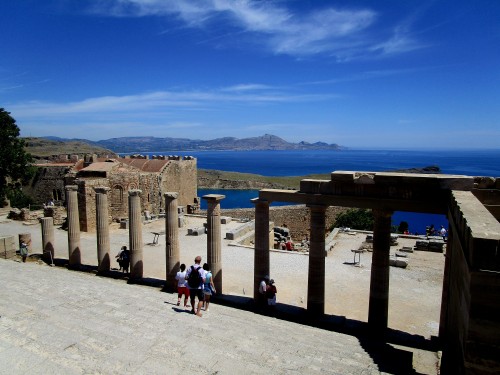 Ademas de visitar Rodas, tienes que visitar el pueblo de Lindos