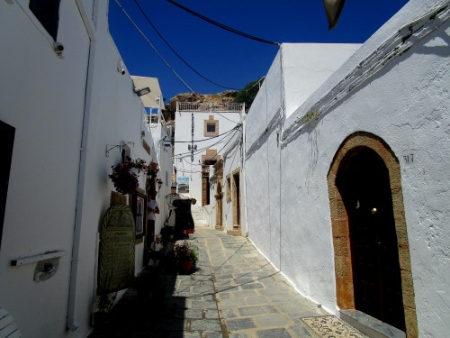 Ademas de visitar Rodas, tienes que visitar el pueblo de Lindos